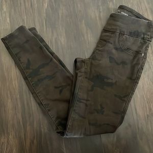 Rock & Republic, Fever Pull On Camo Skinny Jeans, Size 4